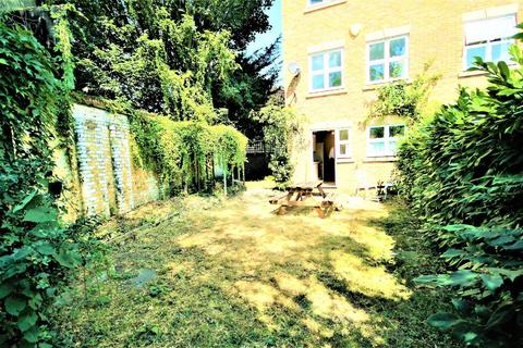 3 bedroom terraced house to rent, Durand Gardens, London SW9