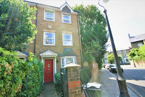 3 bedroom terraced house to rent, Durand Gardens, London SW9