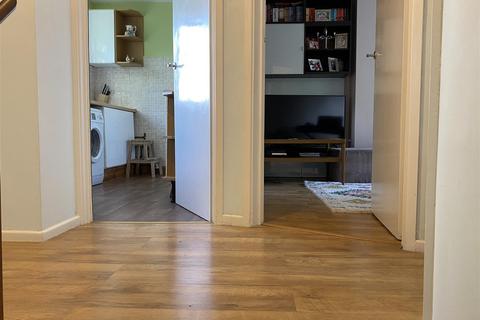 12 Highview Close, Potters Bar, EN6 5PF
