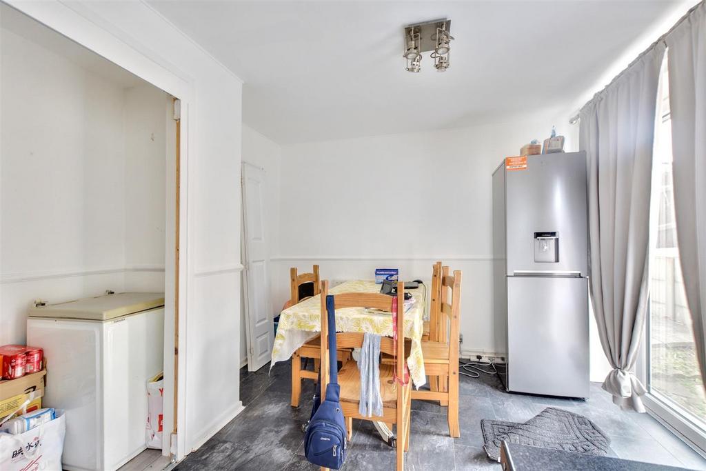 Kitchen 2.jpeg