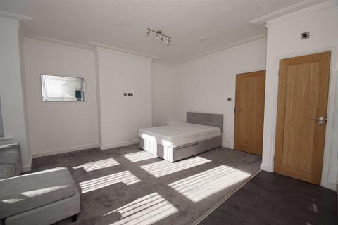 Studio to rent, Morris Lane, Kirkstall, Leeds