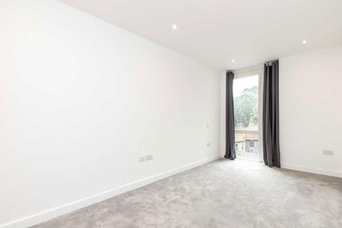 1 bedroom flat to rent, Chiswick High Road, London W4