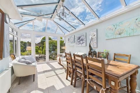 Hillview Drive, Hucclecote, Gloucester, Gloucestershire, GL3