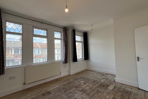 3 bedroom terraced house to rent, Norman Road, Ilford IG1