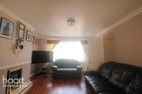 3 bedroom terraced house for sale, The Lawns, London