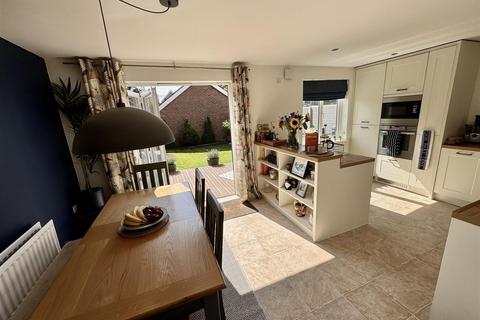44 Clos Maes Rhedyn, Gorslas, Llanelli, SA14 6SG
