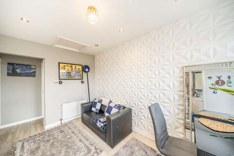 2 bedroom flat for sale, Inworth Street, London SW11