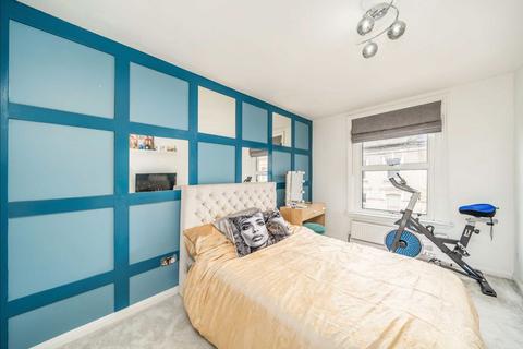 2 bedroom flat for sale, Inworth Street, London SW11