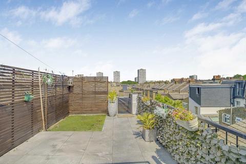 2 bedroom flat for sale, Inworth Street, London SW11