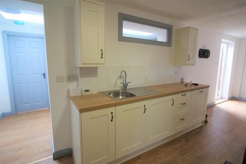 6 bedroom terraced house to rent, *£120pppw excluding bills* Forsythia Gardens, Lenton, NG7 2LW - UON