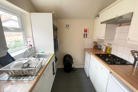5 bedroom semi-detached house to rent, *£125pppw excluding bills* Gregory Avenue, Lenton, NG7 2EQ