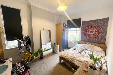 5 bedroom semi-detached house to rent, *£125pppw excluding bills* Gregory Avenue, Lenton, NG7 2EQ