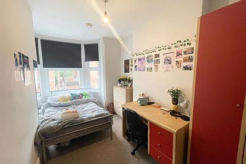 5 bedroom semi-detached house to rent, *£125pppw excluding bills* Gregory Avenue, Lenton, NG7 2EQ
