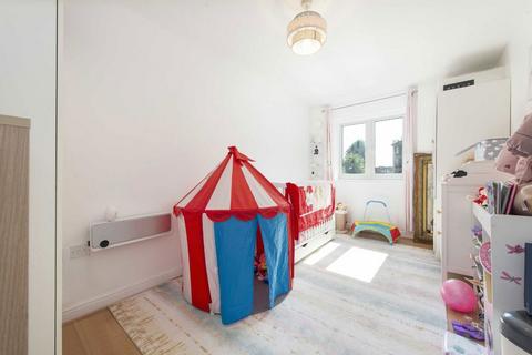 2 bedroom flat for sale, Glebelands Close, London N12