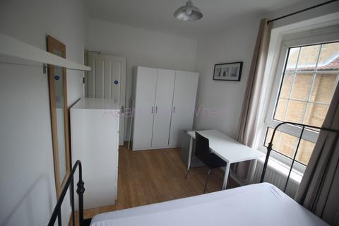 1 bedroom in a flat share to rent, Grenada House Limehouse Causeway    (Westferry ), London, E14