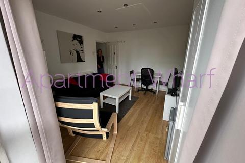 1 bedroom in a flat share to rent, Grenada House Limehouse Causeway    (Westferry ), London, E14