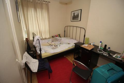 1 bedroom in a flat share to rent, Grenada House Limehouse Causeway    (Westferry ), London, E14