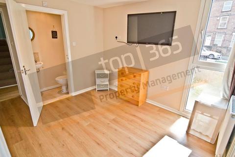 6 bedroom terraced house to rent, *£120pppw excl bills* Park Road, Lenton, NG7 1LB - UON