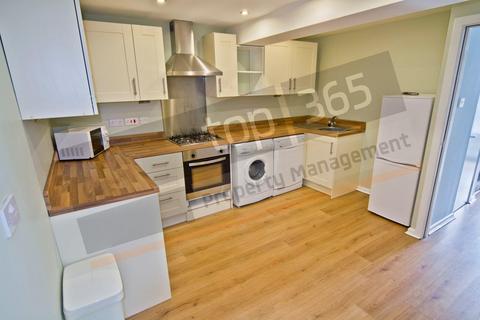6 bedroom terraced house to rent, *£120pppw excl bills* Park Road, Lenton, NG7 1LB - UON