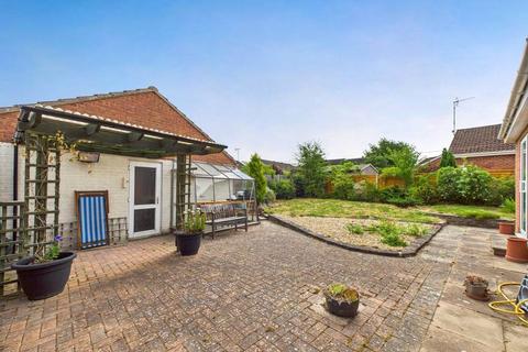 2 bedroom bungalow for sale, Burnham Close, Worcester, Worcestershire, WR5