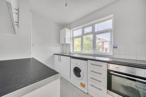130 Chiltern Drive, Surbiton, KT5 8LS