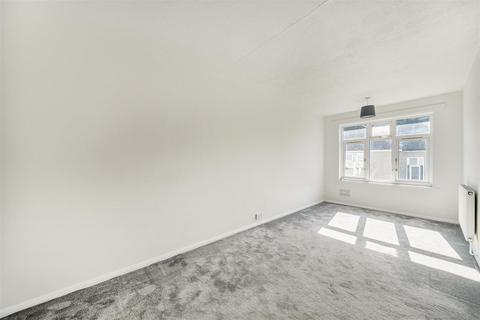 130 Chiltern Drive, Surbiton, KT5 8LS