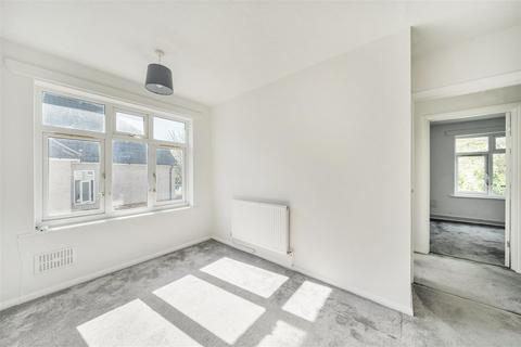 130 Chiltern Drive, Surbiton, KT5 8LS