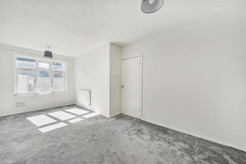130 Chiltern Drive, Surbiton, KT5 8LS