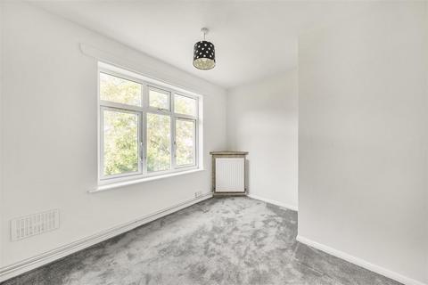130 Chiltern Drive, Surbiton, KT5 8LS