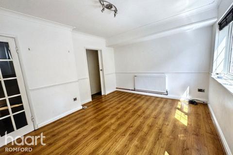 32 Sims Close, Romford, RM1 3QT