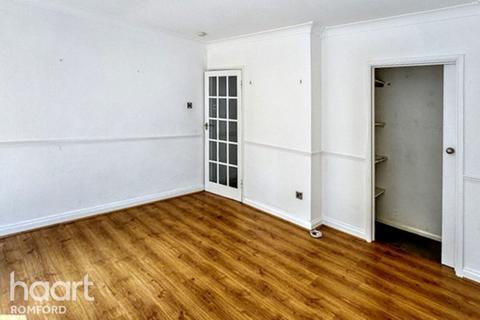 32 Sims Close, Romford, RM1 3QT