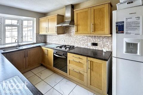 32 Sims Close, Romford, RM1 3QT