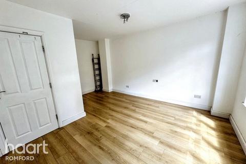32 Sims Close, Romford, RM1 3QT