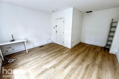 32 Sims Close, Romford, RM1 3QT