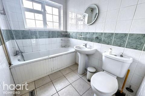 32 Sims Close, Romford, RM1 3QT