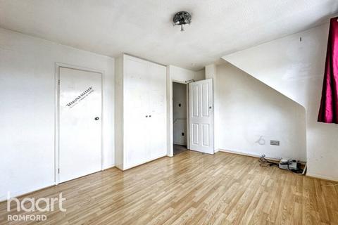 32 Sims Close, Romford, RM1 3QT