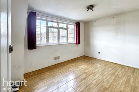 32 Sims Close, Romford, RM1 3QT