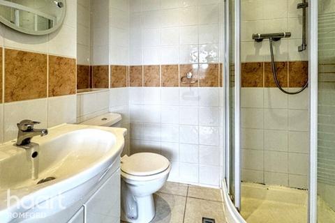 32 Sims Close, Romford, RM1 3QT