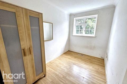 32 Sims Close, Romford, RM1 3QT