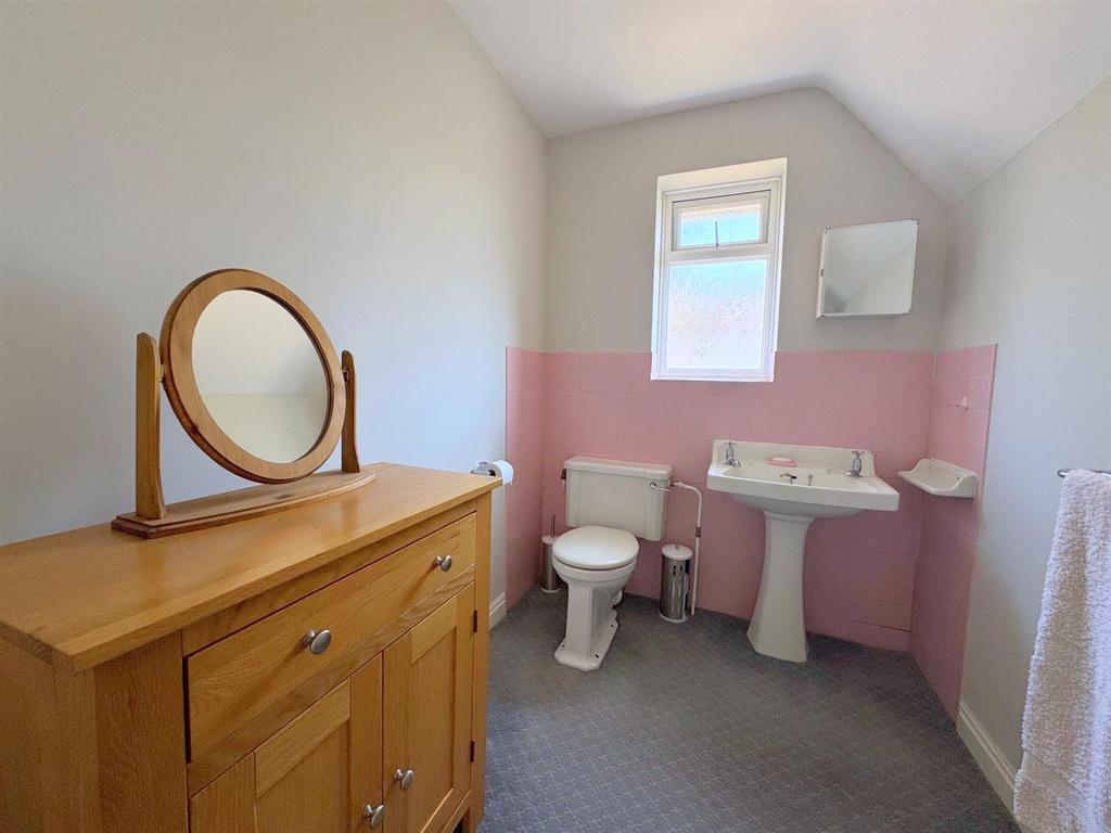 First Floor Cloakroom/