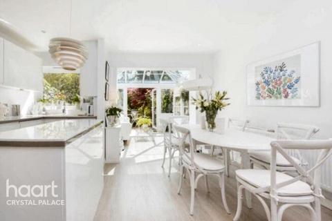 3 bedroom terraced house for sale, Cranbourne Close, LONDON