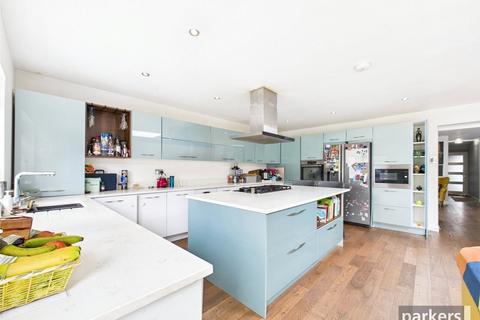 4 bedroom bungalow to rent, The Crescent, Reading RG6