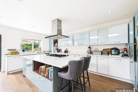 4 bedroom bungalow to rent, The Crescent, Reading RG6