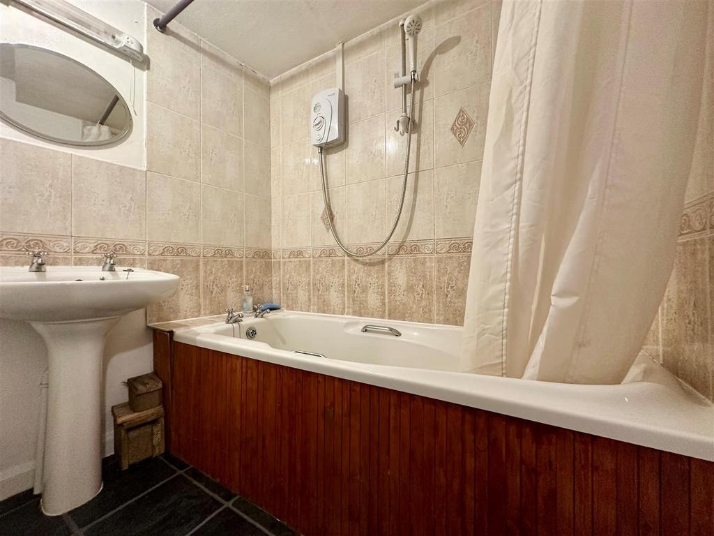 Bathroom 1.jpg