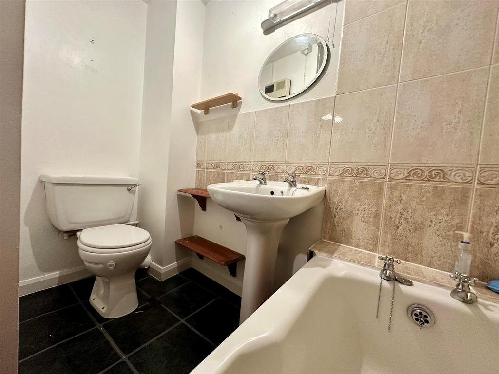 Bathroom 2.jpg