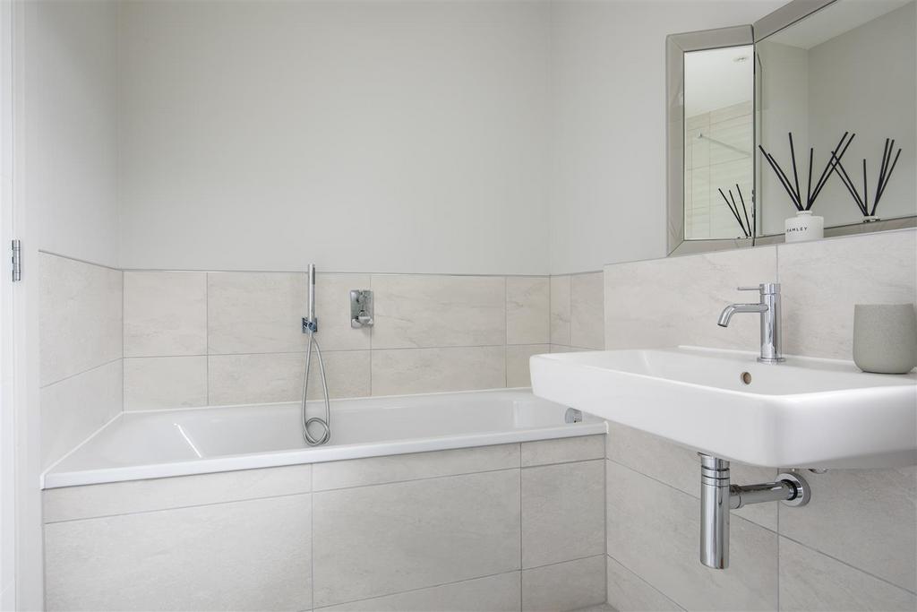 Spacious En-Suite bathroom