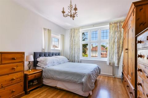 17 Oak Hill, Epsom, KT18 7BU