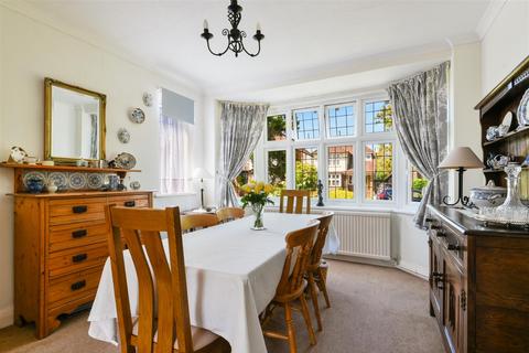 17 Oak Hill, Epsom, KT18 7BU