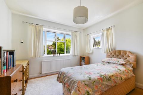 17 Oak Hill, Epsom, KT18 7BU