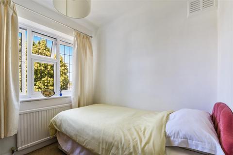 17 Oak Hill, Epsom, KT18 7BU